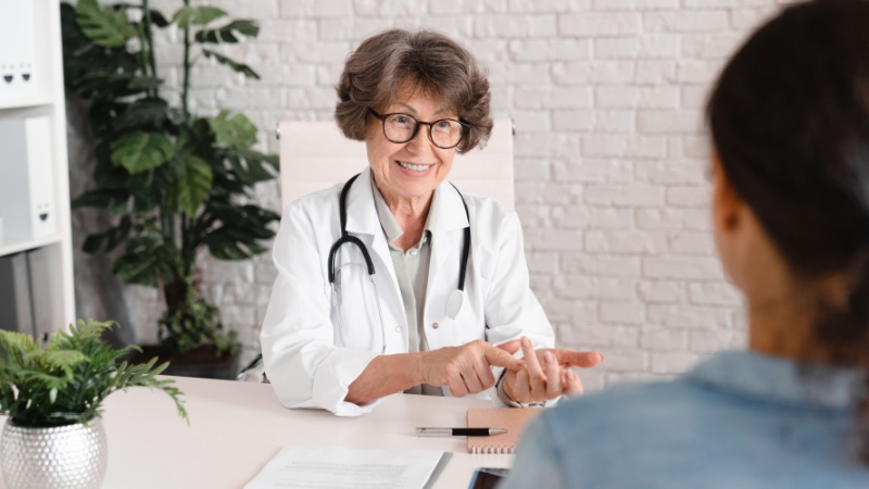 Medico donna e paziente di spalle